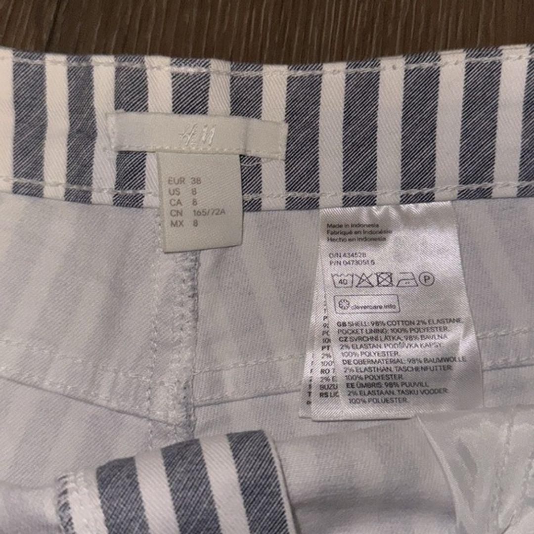 H&M Low-Waisted Gray and White Striped Shorts