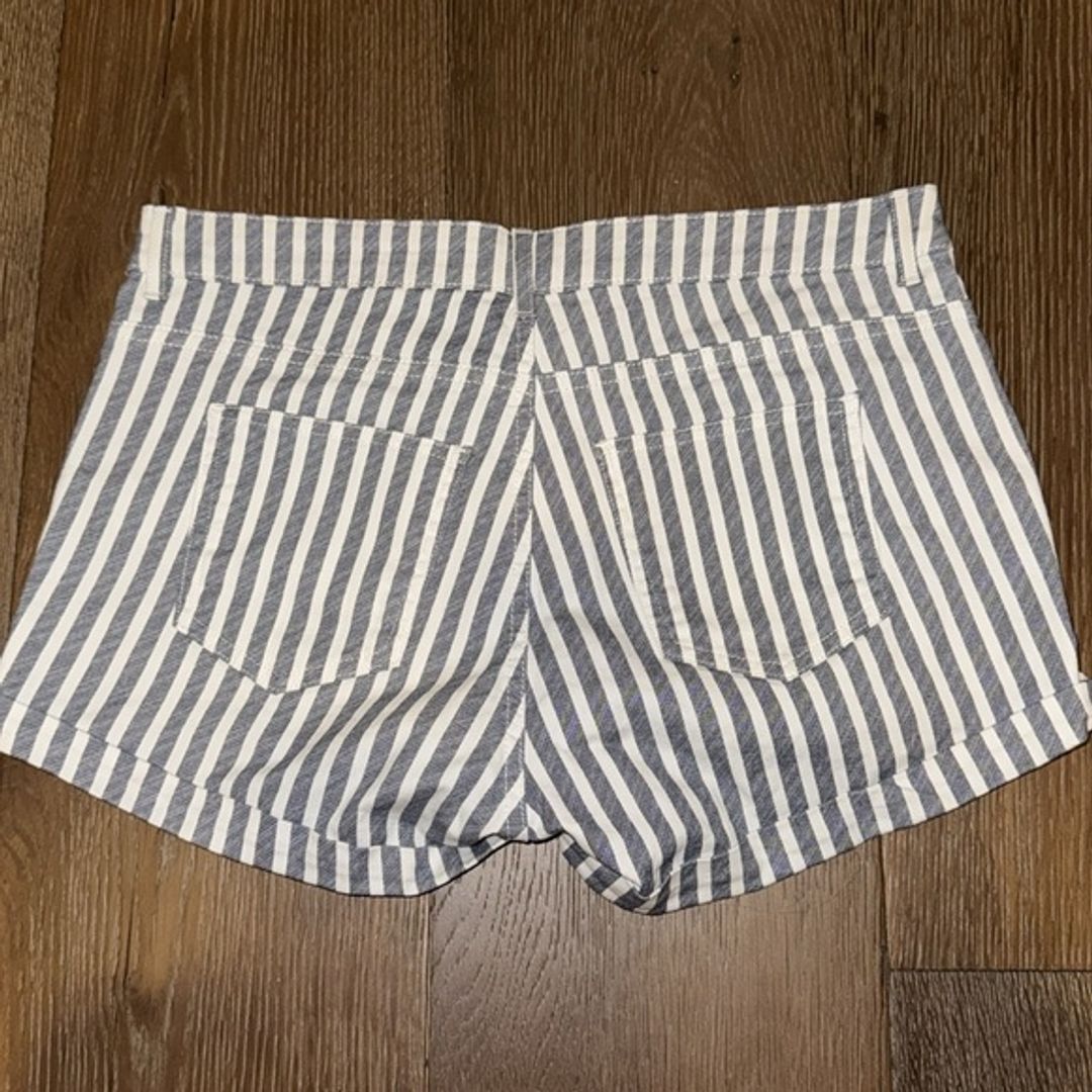 H&M Low-Waisted Gray and White Striped Shorts