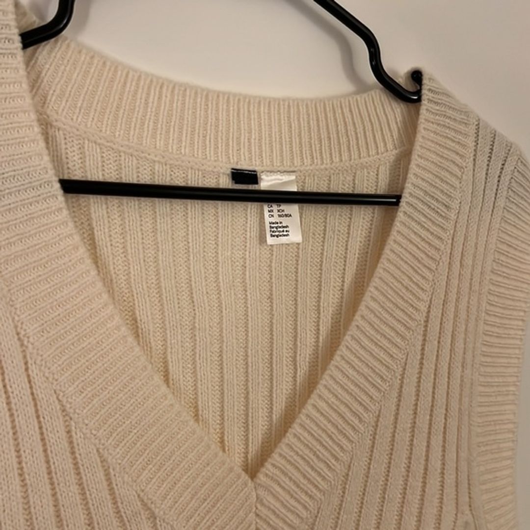 H&M Ribbed Knit V Neck Sweater Vest