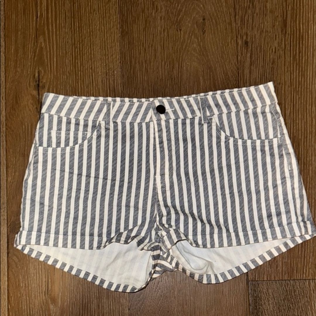 H&M Low-Waisted Gray and White Striped Shorts