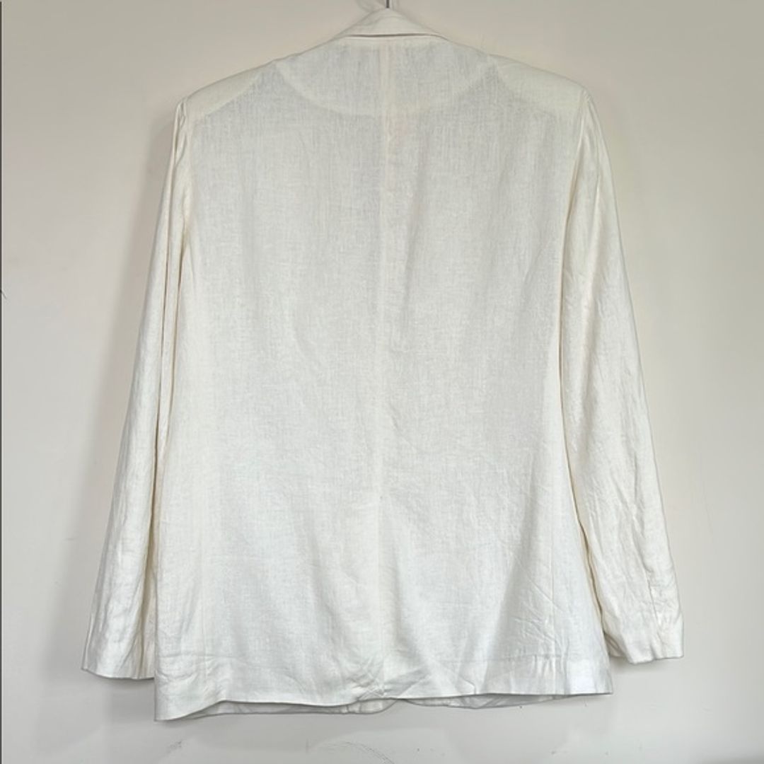 NWT Steve Madden Women's White Linen Blazer  
Key Details:  
Brand: Steve Madden  
Size and Size Locale: M, US  
Department: Women's  
Color: White  
Category: Blazer  
Length: 30.625 inches  
Material: 55% Linen, 45% Viscose  
Care Instructions: Hand wash only  
Origin: Imported  
Pattern: Solid  
Season: Spring/Summer  
Occasion: Casual to formal  
Special Features: Single button closure, easy fit