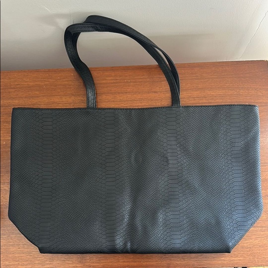 Bloomingdale's Black Snakeskin Textured Tote Handbag