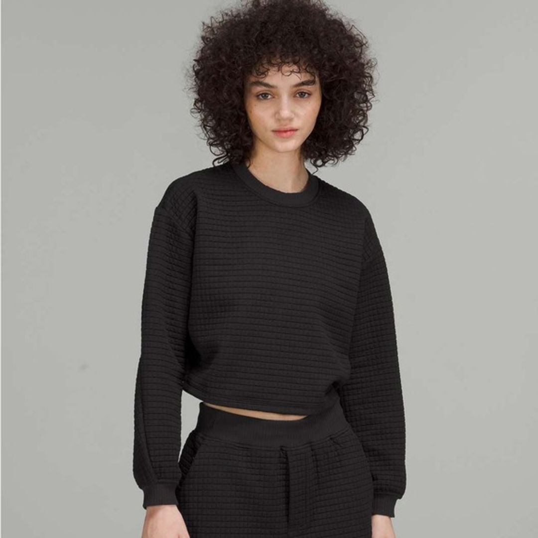 Lululemon Lab Textured Grid Pullover 
Key Details:
Brand: Lululemon
Size and Size Locale: 4, US
Department: Women's
Color: Black
Category: Pullover
Material: Not specified
Care Instructions: Not specified
Origin: Not specified
Pattern: Textured grid
Season: Fall/Winter
Occasion: Casual wear, activewear
Special Features: Cropped style, quilted design