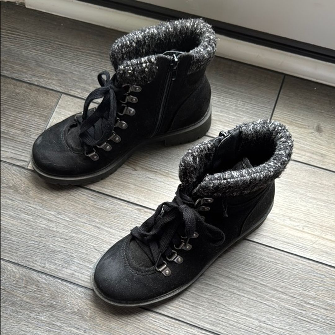Crown Vintage Black Arctic Bootie with Lace-Up and Zip Design size 6