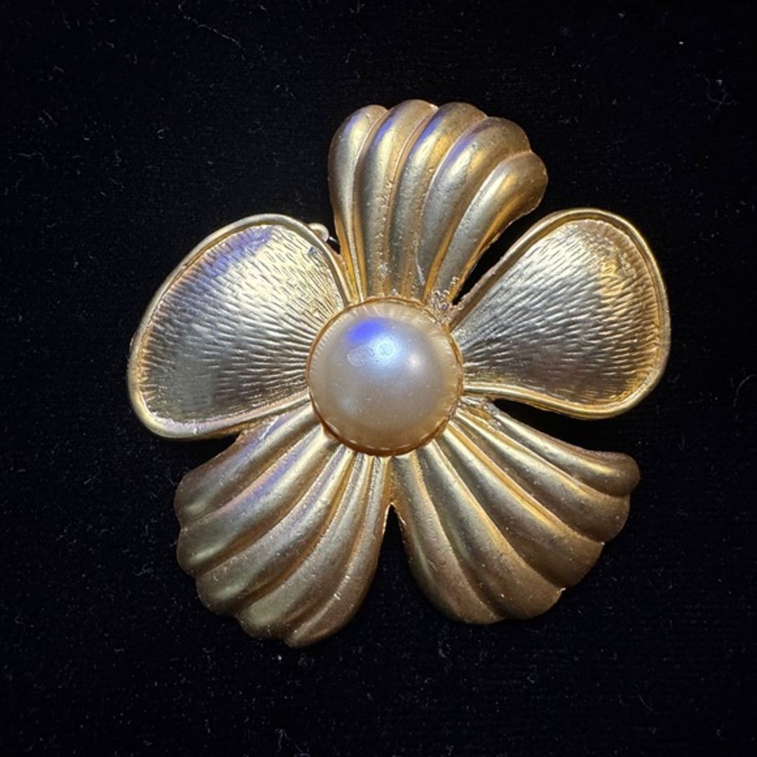 VTG Gold Flower Brooch or Pendant with Pearl Center