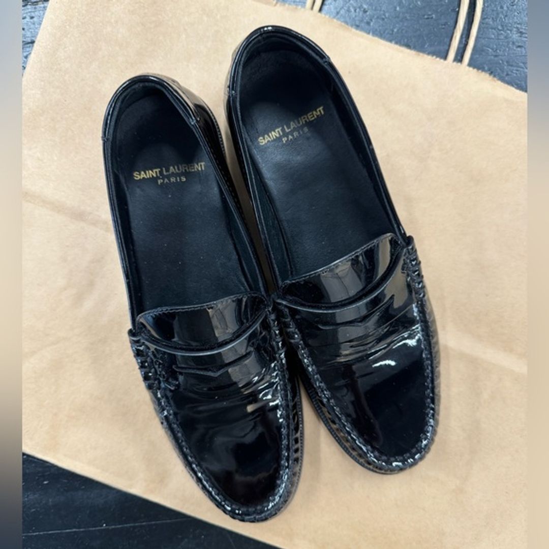 Le monogram Saint Laurent Patent Black Loafers