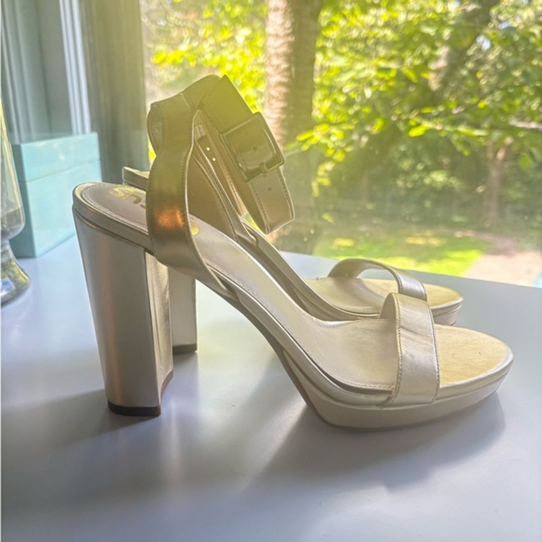 Circus by Sam Edelman Metallic Gold Heels  
Key Details:  
Brand: Sam.  
Size and Size Locale: 7.5, US  
Color: Gold  
Category: Heels  
Special Features: Metallic finish, sturdy platform, excellent condition