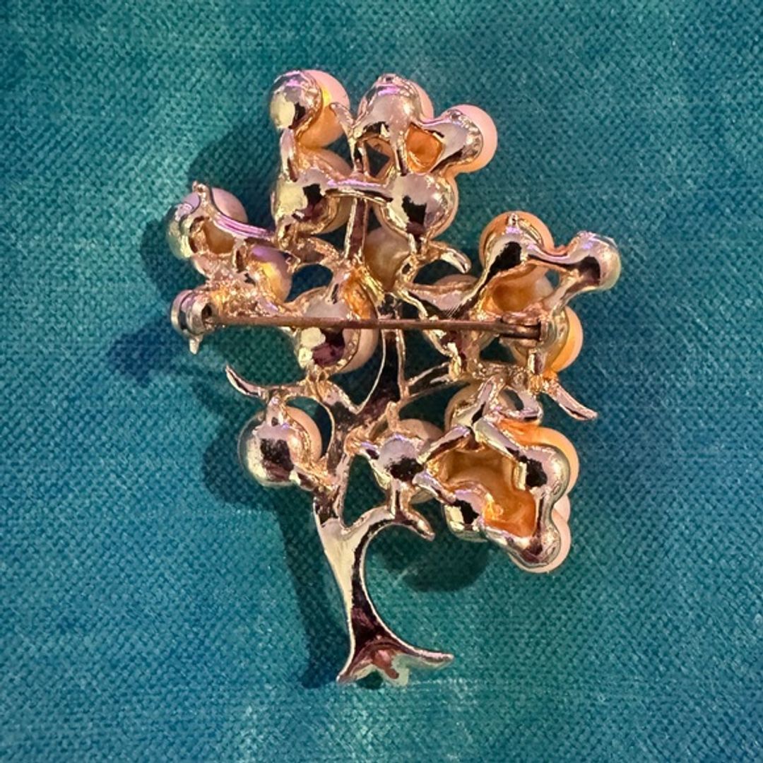 VTG White Faux Pearl Tree Brooch with Creamy Pearls