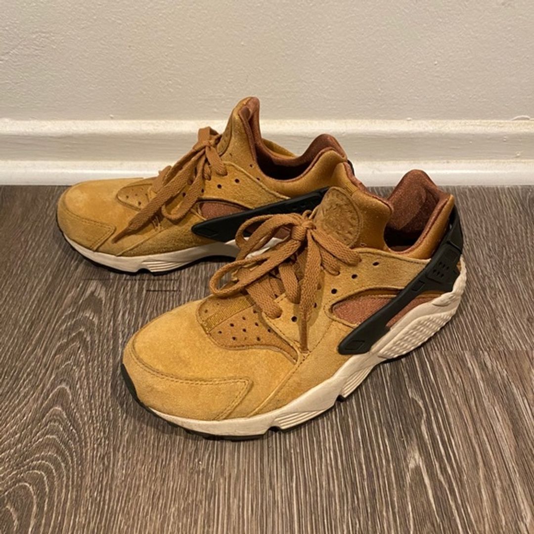NWT Nike Air Huarache Premium in Tan