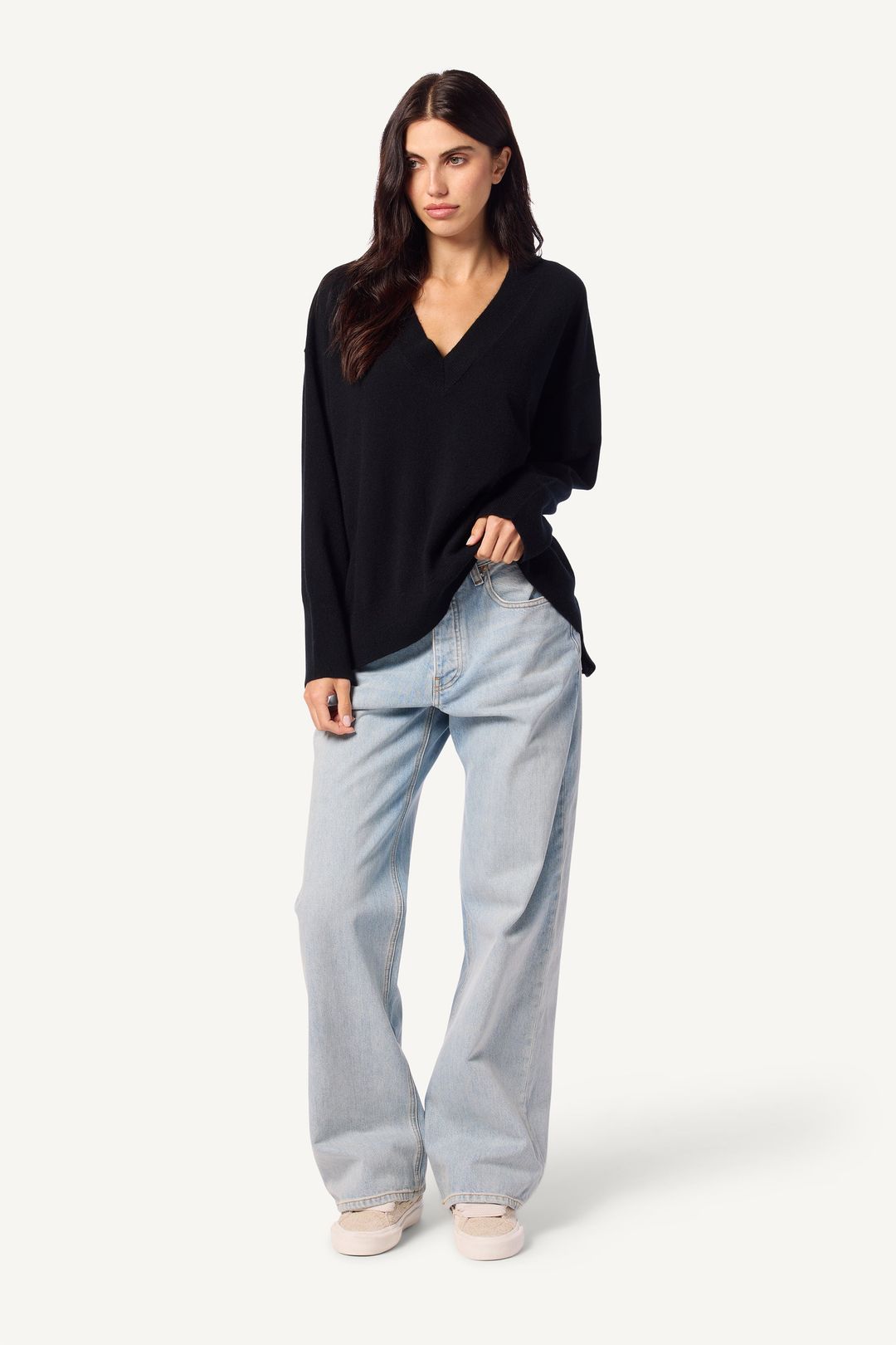 LIGHTWEIGHT NYLAH CASHMERE V-NECK PULLOVER | BLACK #4