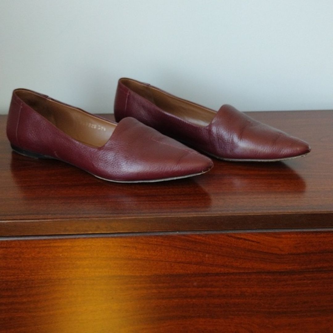women's leather pointed toe slip on flat. EUC. Size 39.5