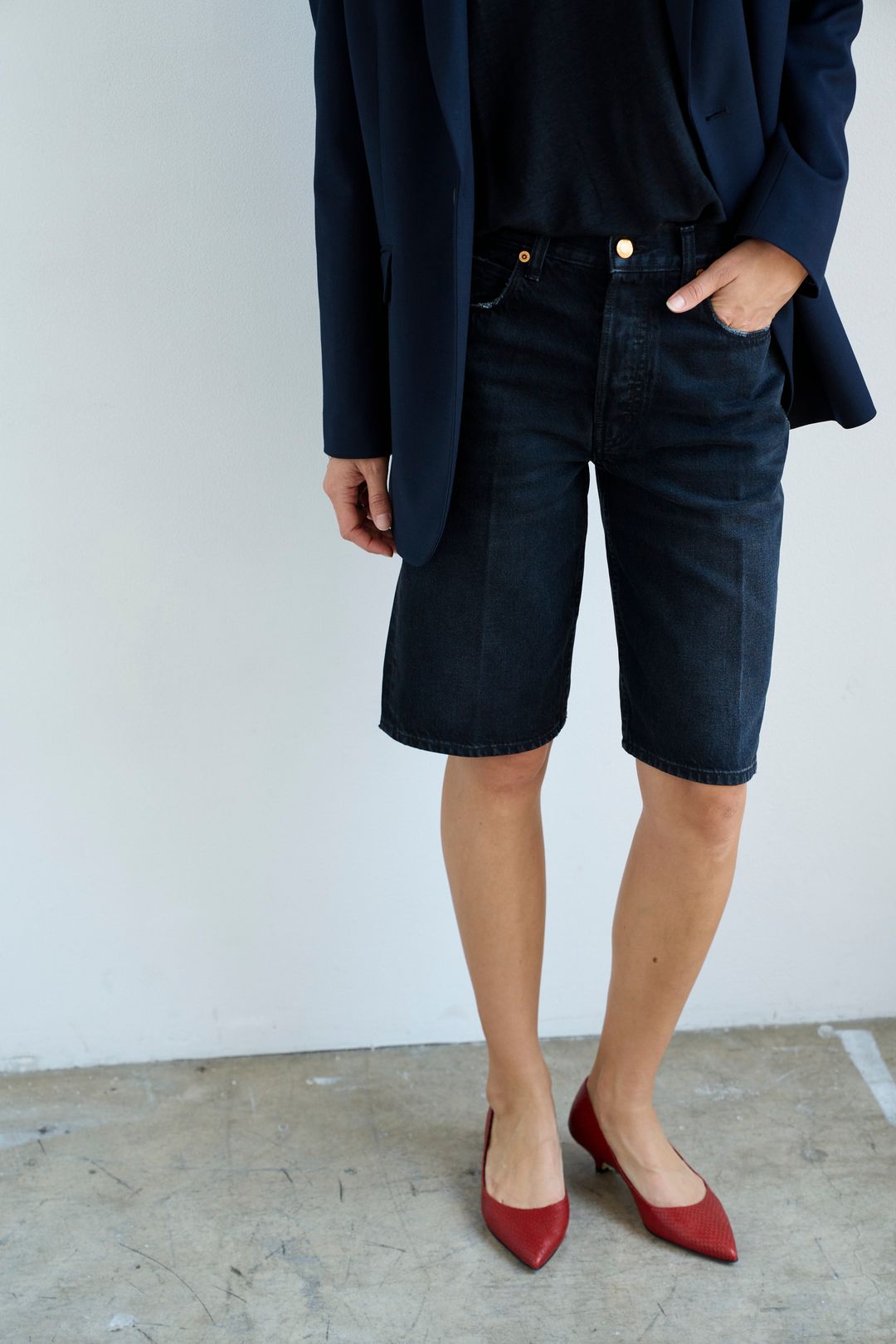 The Finished Hem Short in Washed Black #11