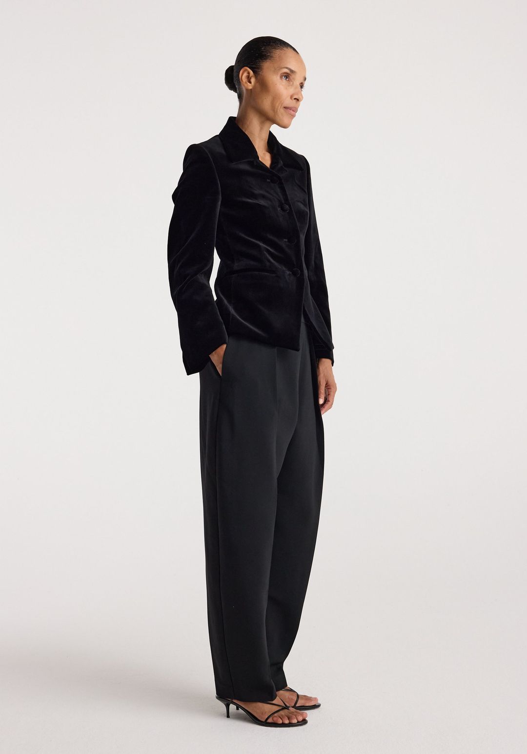 Classic fitted velvet blazer | black