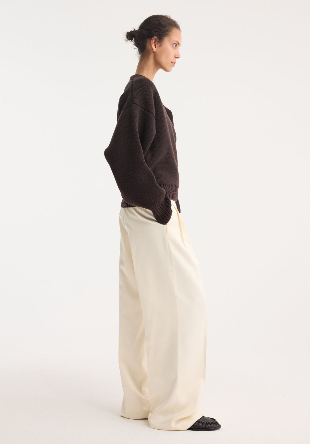 Sculptural compact v-neck | dark brown #3