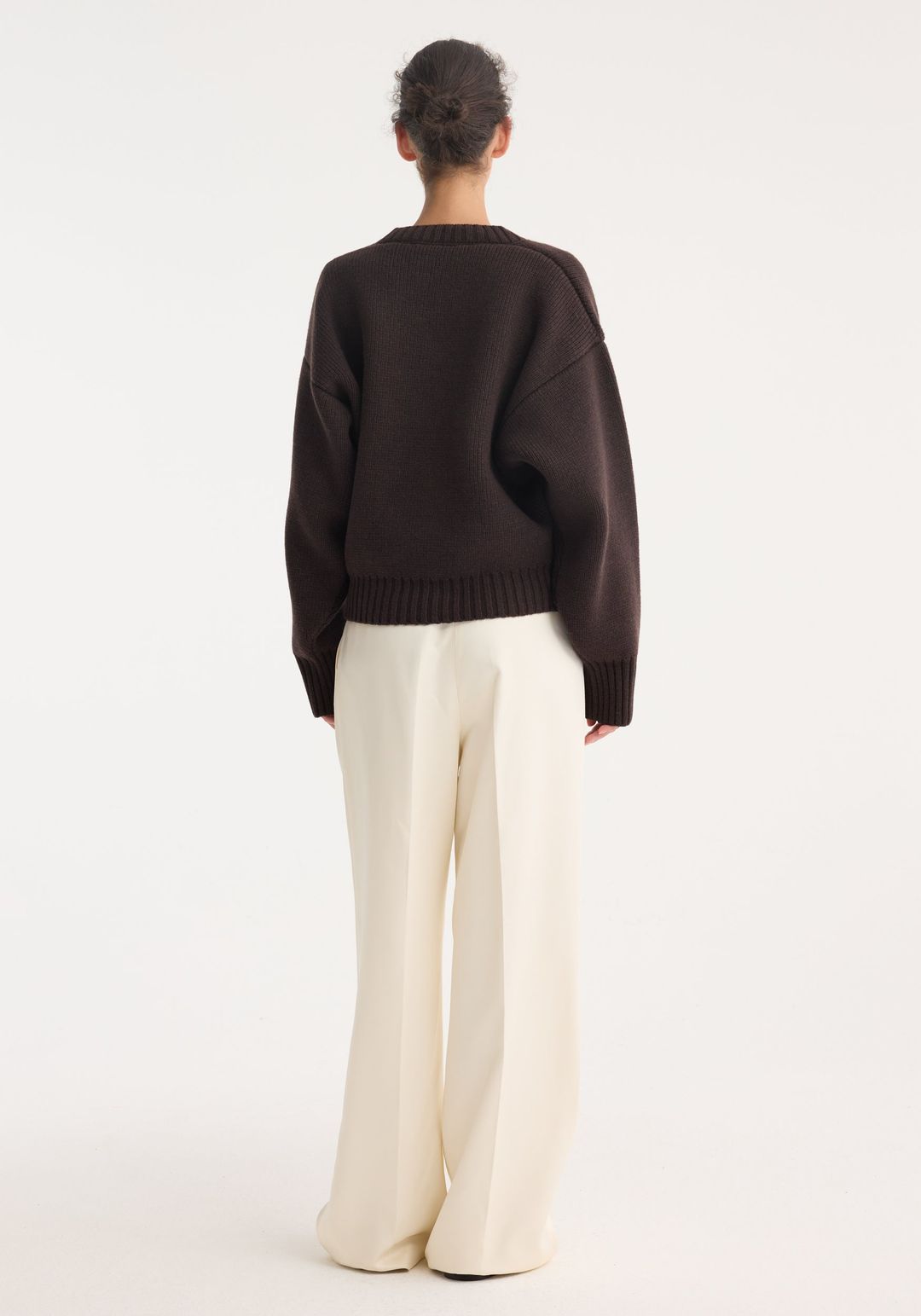 Sculptural compact v-neck | dark brown #4