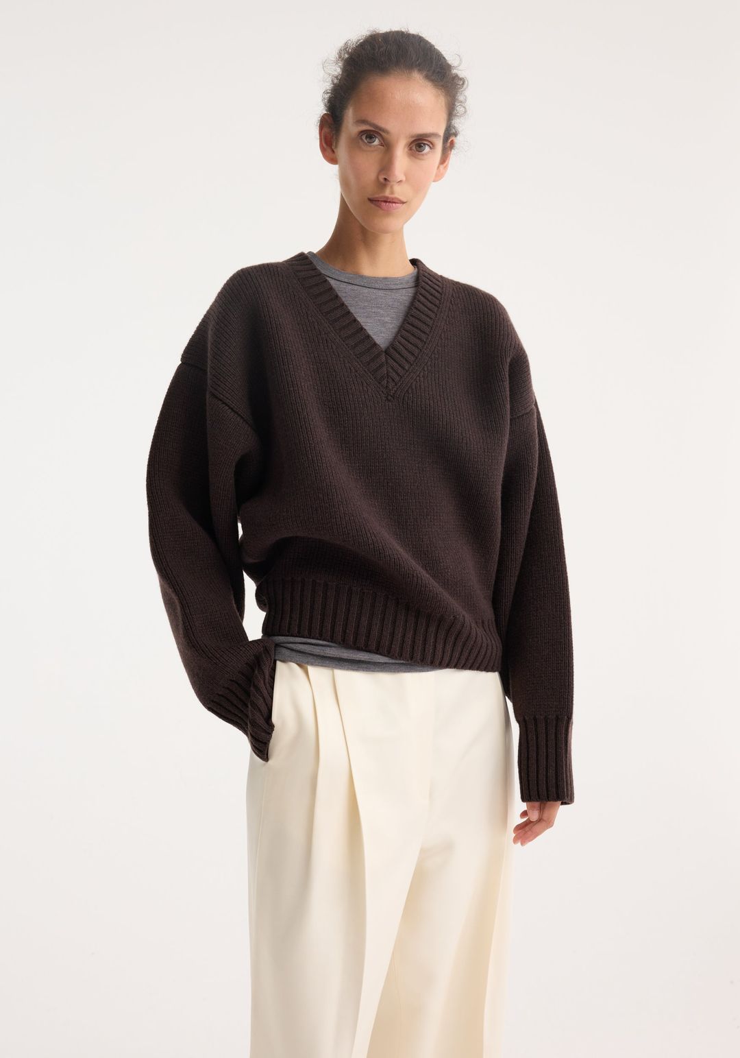 Sculptural compact v-neck | dark brown