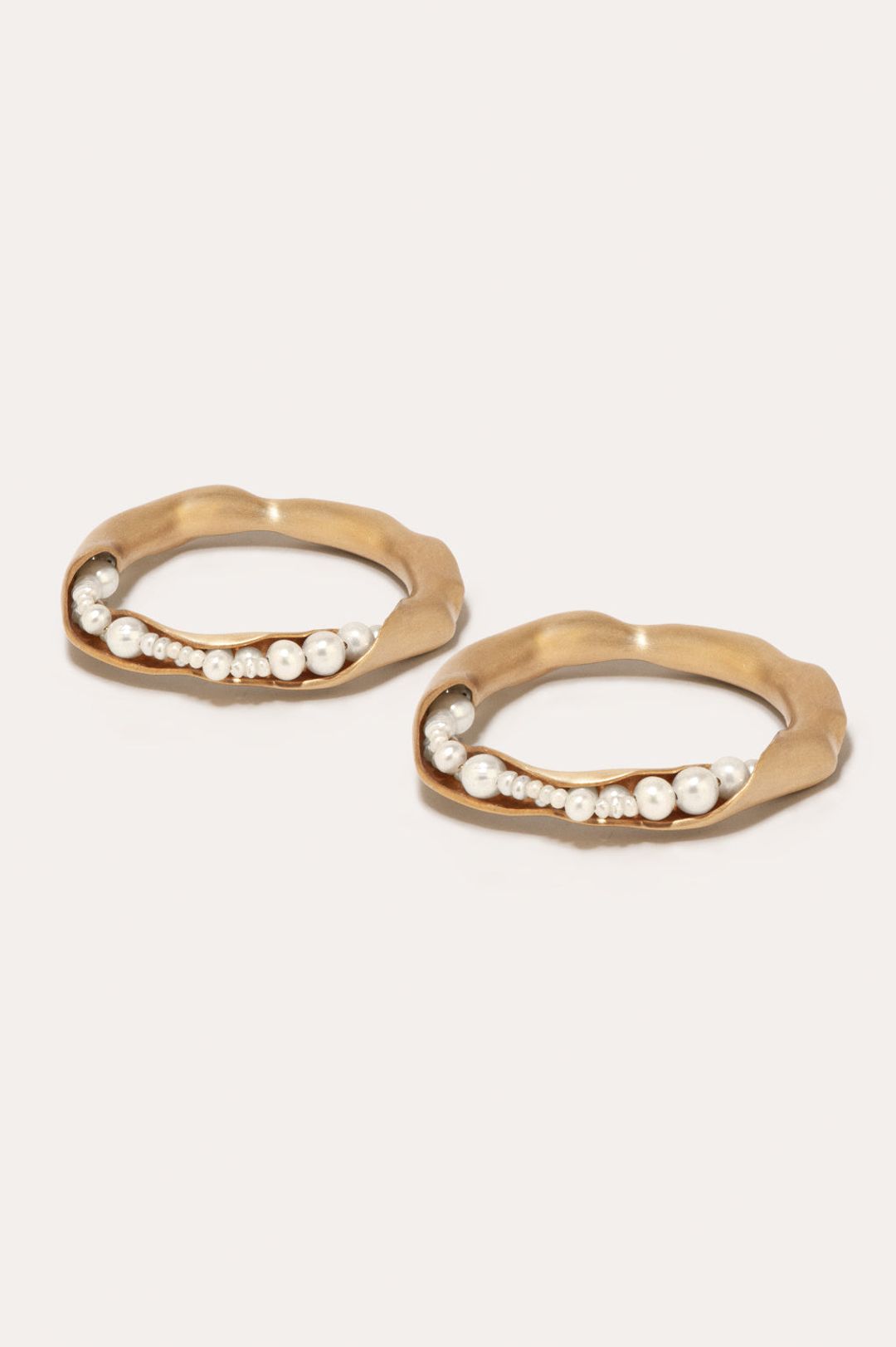 L01 - Set of 2 Napkin Rings in Brushed Brass w/ Faux Pearls #3