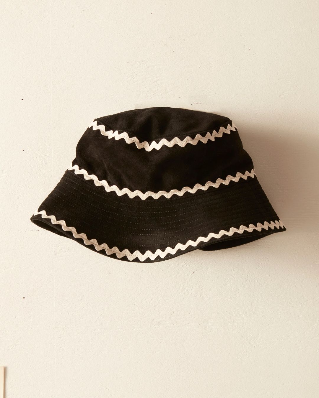 Suede Rickrack Hat - Black/White