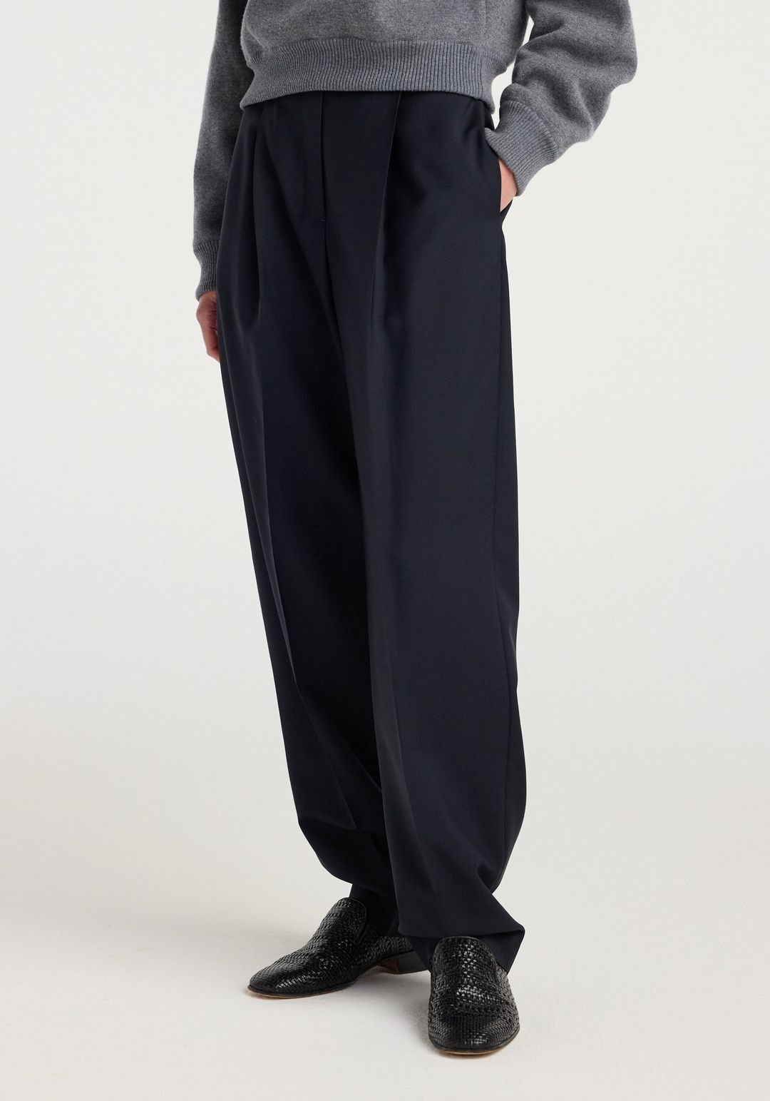 Daria - Single pleat tapered trousers | navy
