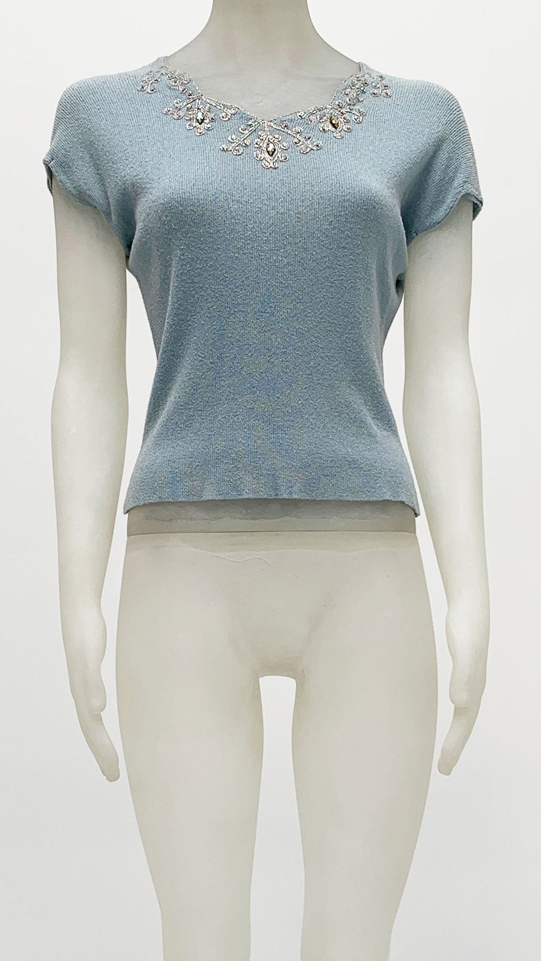 SHORT SLEEVE KNIT TOP WITH JEWELS