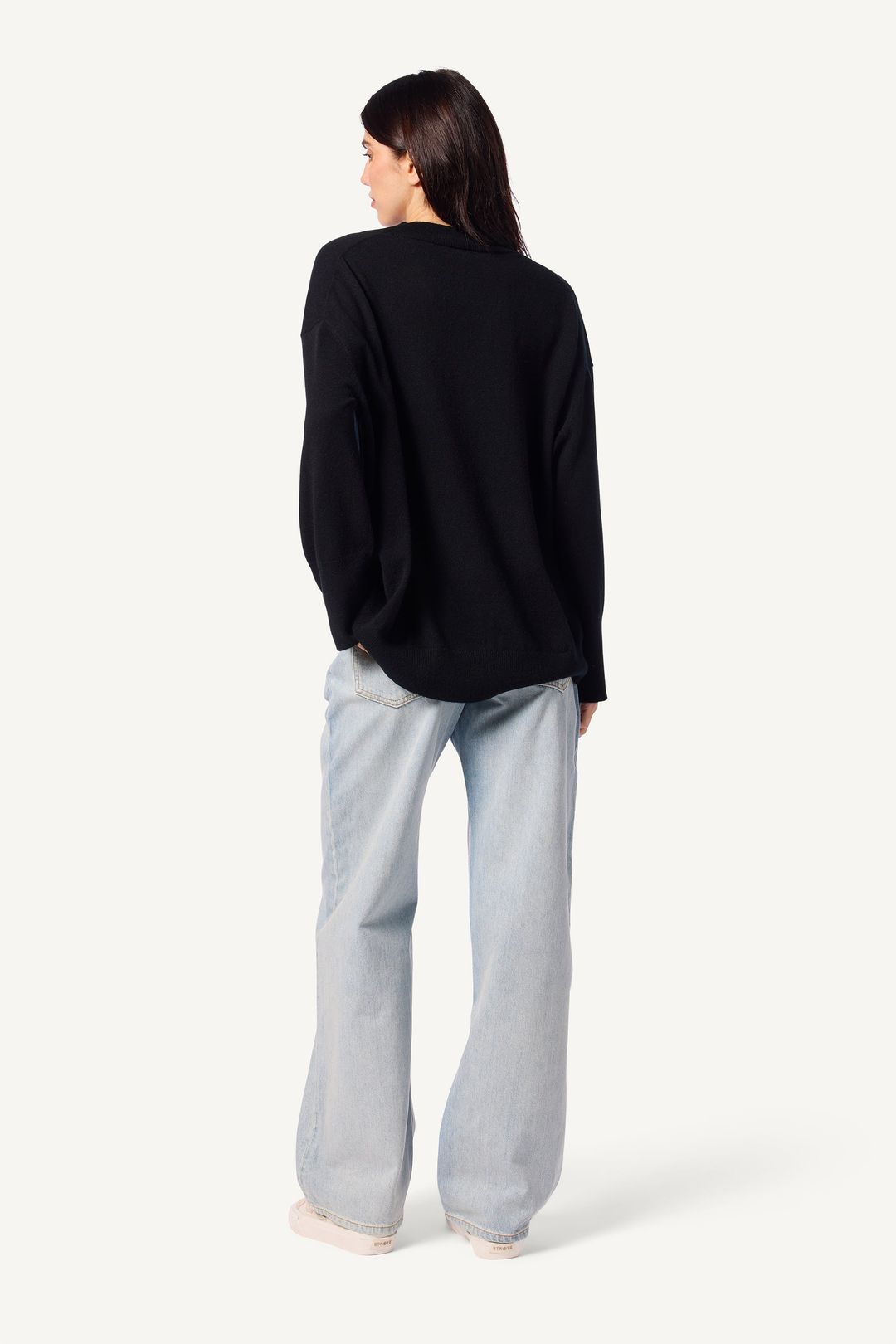 LIGHTWEIGHT NYLAH CASHMERE V-NECK PULLOVER | BLACK #6