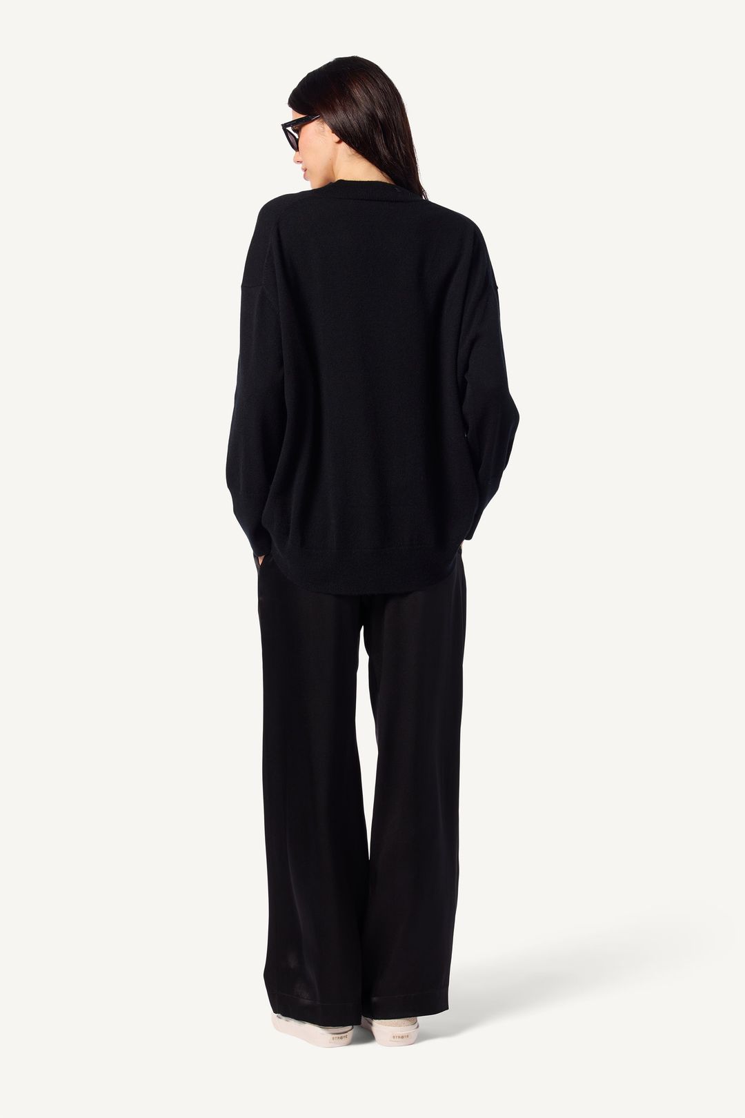 LIGHTWEIGHT NYLAH CASHMERE V-NECK PULLOVER | BLACK #5