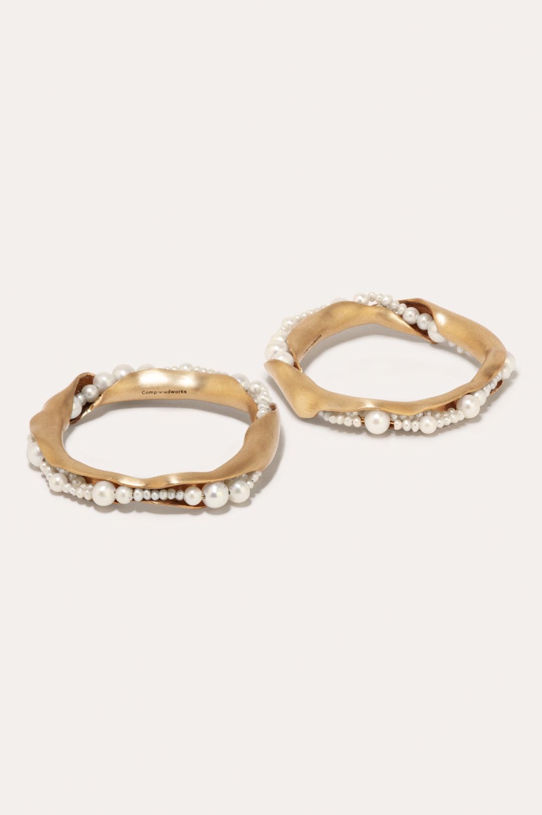 L01 - Set of 2 Napkin Rings in Brushed Brass w/ Faux Pearls