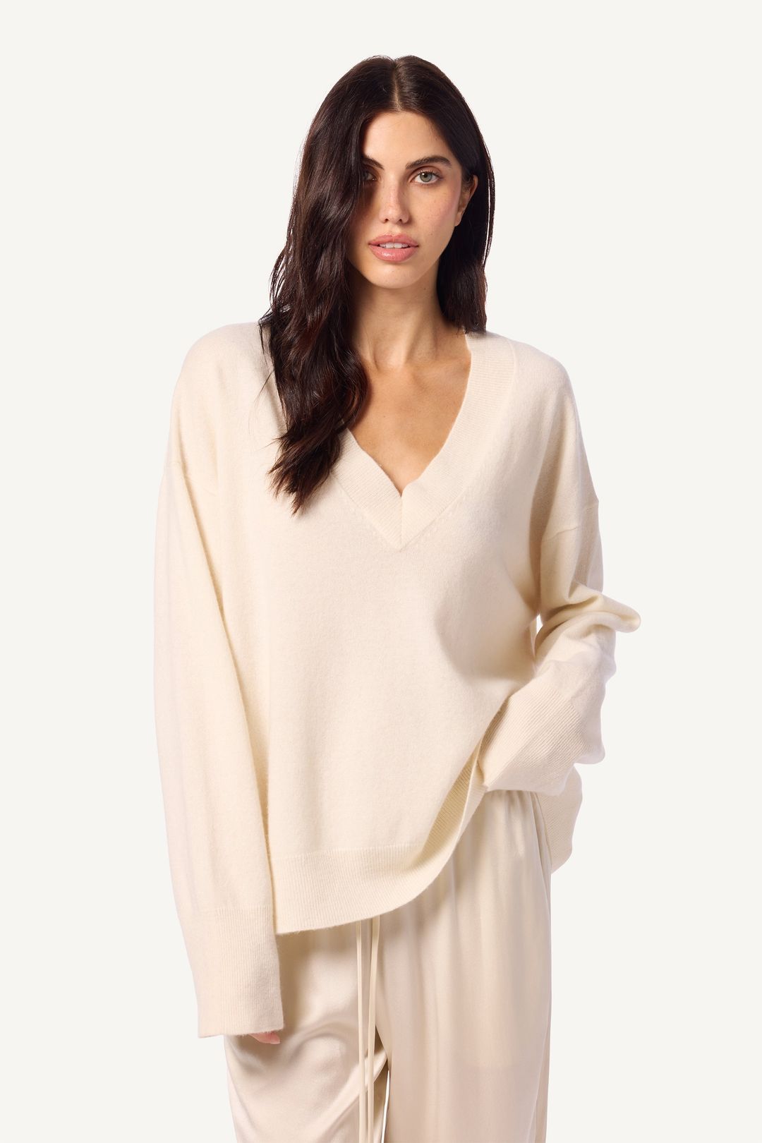 LIGHTWEIGHT NYLAH CASHMERE V-NECK PULLOVER | GARDENIA #3