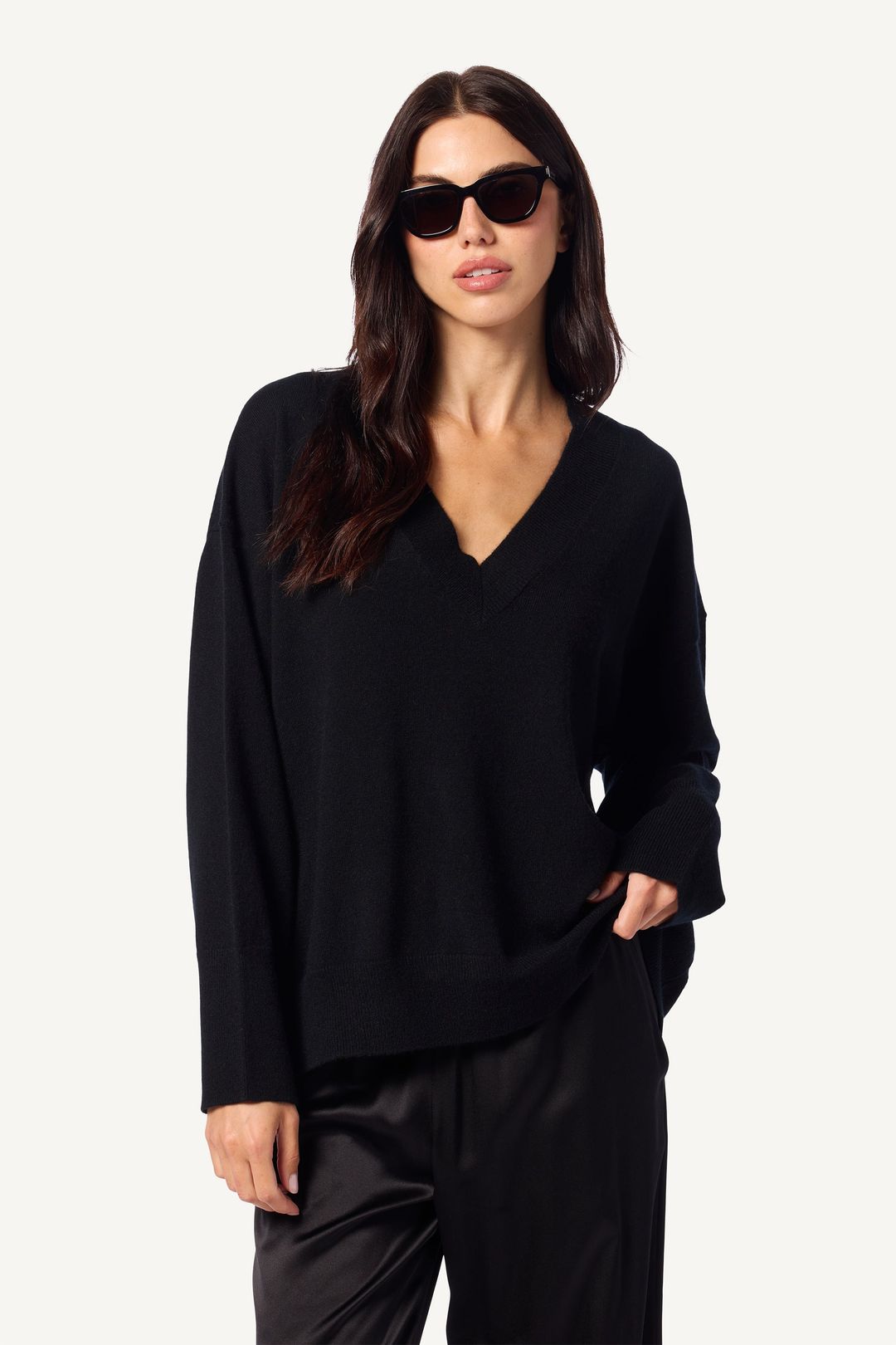 LIGHTWEIGHT NYLAH CASHMERE V-NECK PULLOVER | BLACK #3