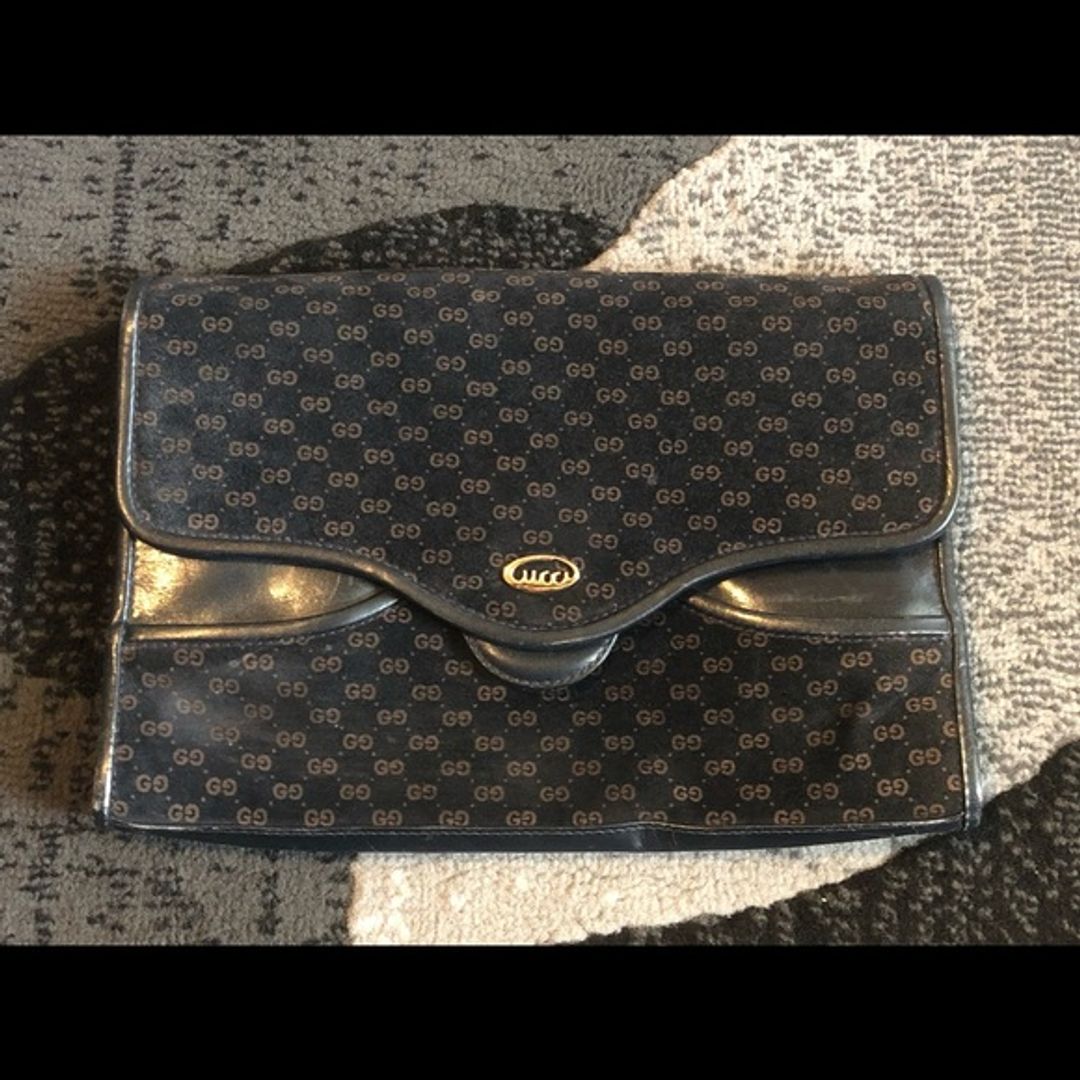 Vintage Gucci clutch