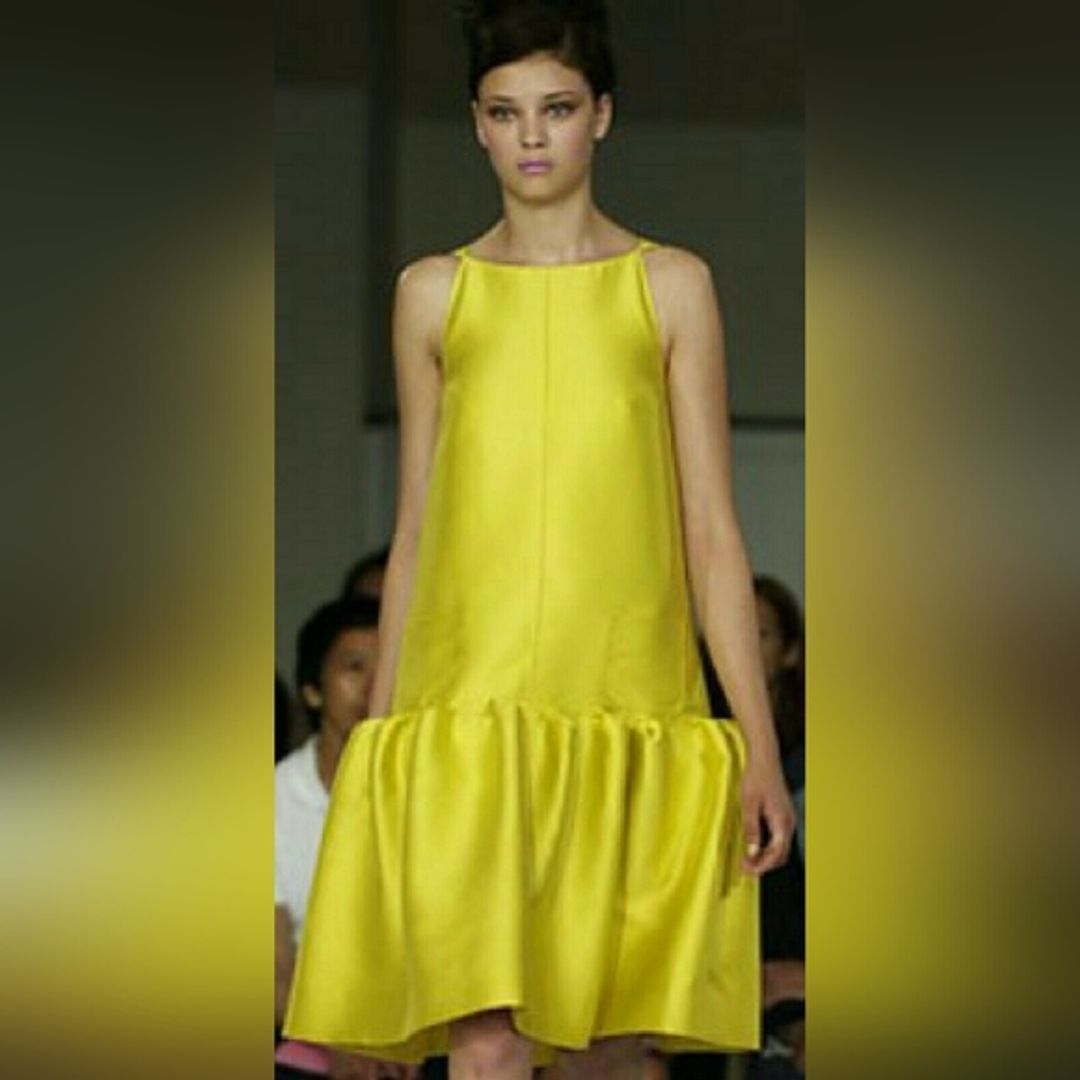 $7,000 OSCAR DE LA RENTA PLEATED RUFFLE SILK RUNWAY DRESS