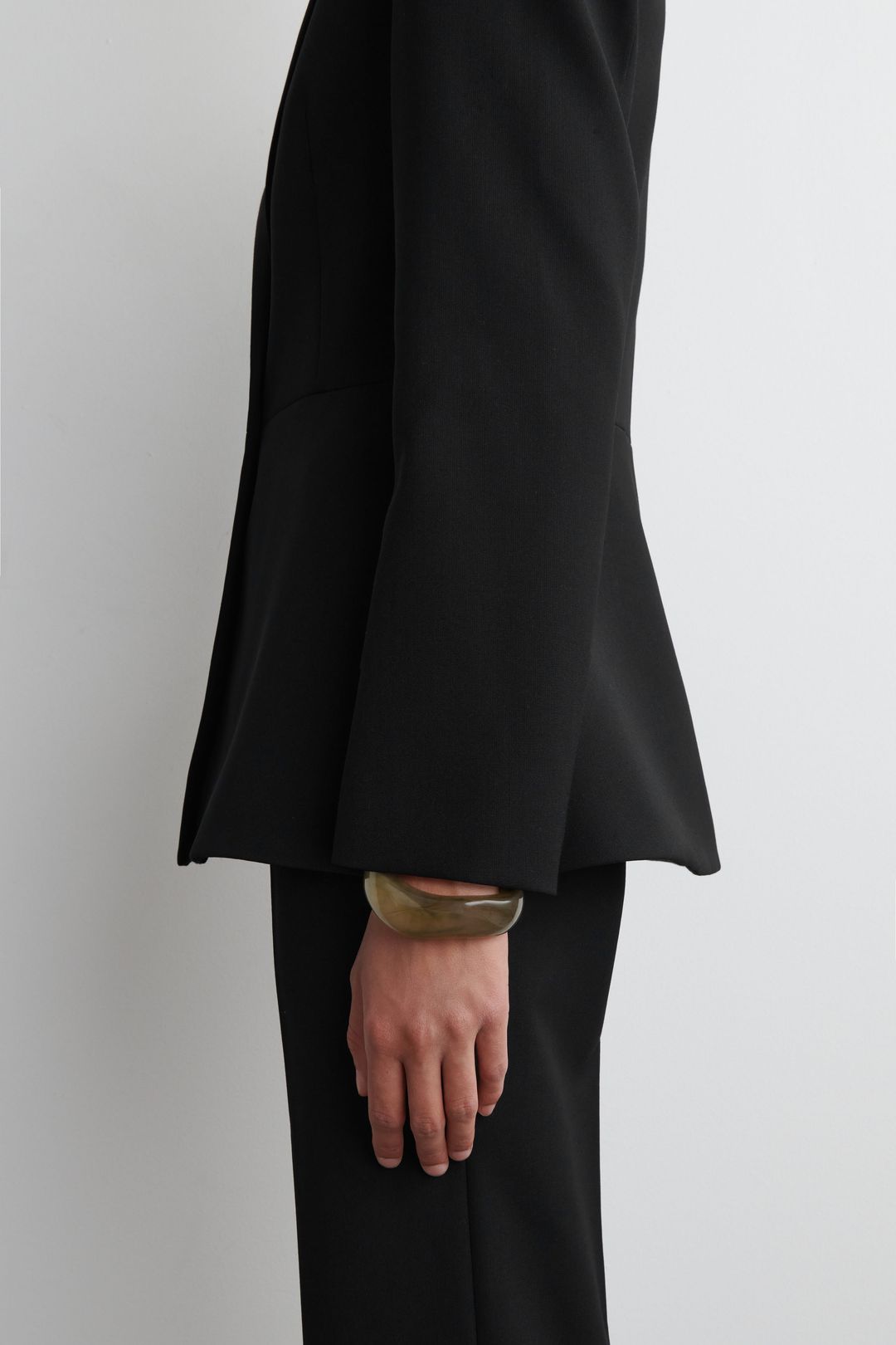 CHUNKY CURVED BANGLE