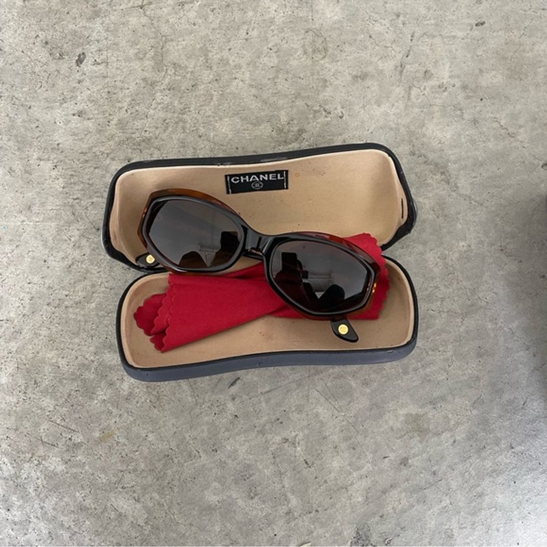 SUNGLASSES