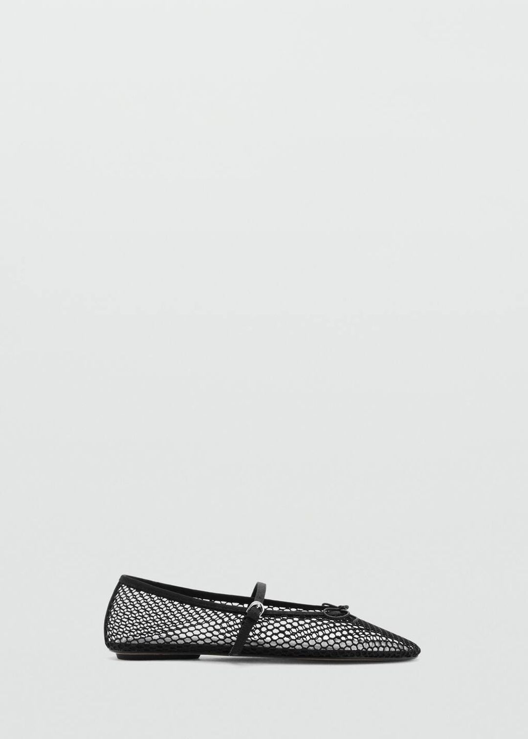 Mesh shoes with buckle strap
