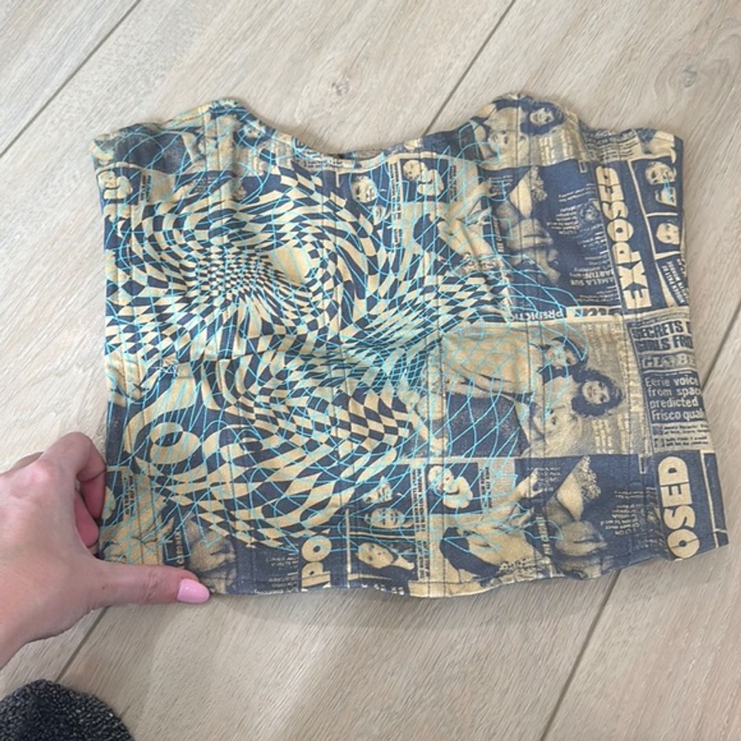 Leia corset in wanted newspaper