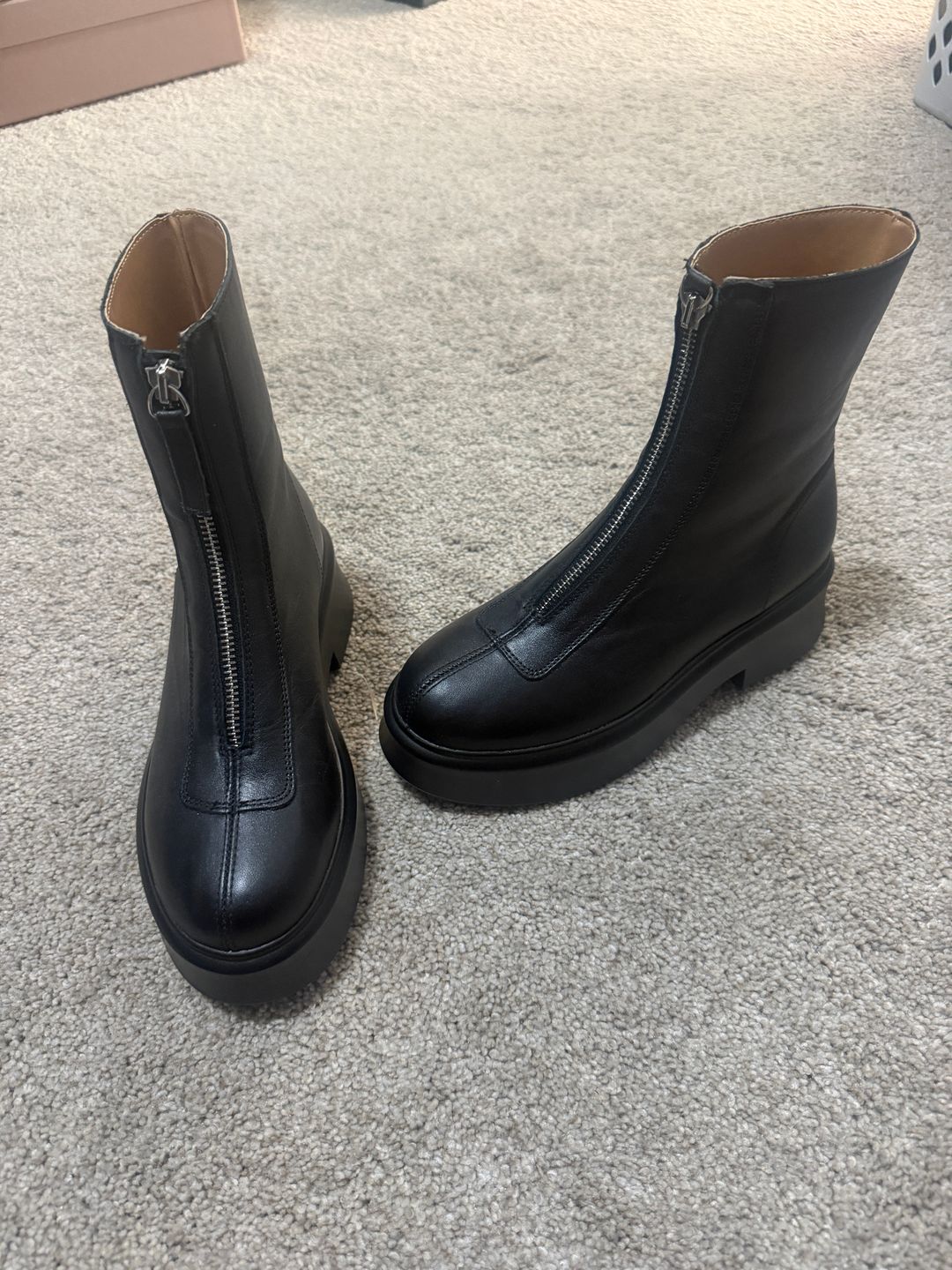 The Row's black ankle boots dupe