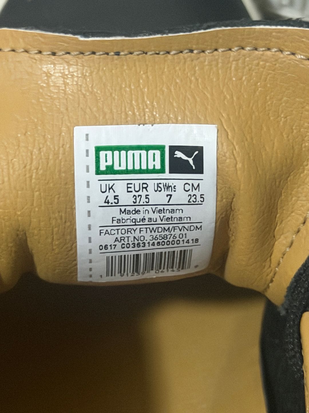 Black leather tennis shoe 