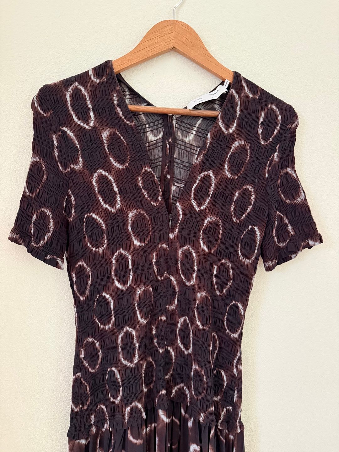 A midi dress featuring a smocked bodice and dropped waist in a tie-dye rayon. Hem falls below knee. Pit to pit :13" -18"
short sleeves
A-line silhouette
Rayon/Viscose