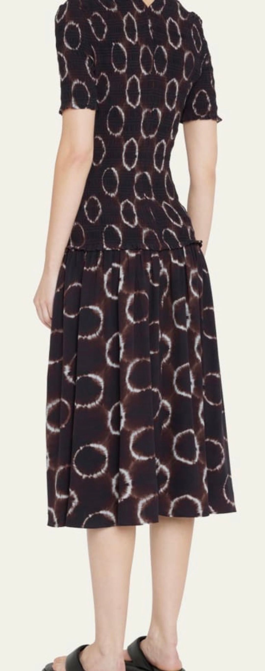 A midi dress featuring a smocked bodice and dropped waist in a tie-dye rayon. Hem falls below knee. Pit to pit :13" -18"
short sleeves
A-line silhouette
Rayon/Viscose