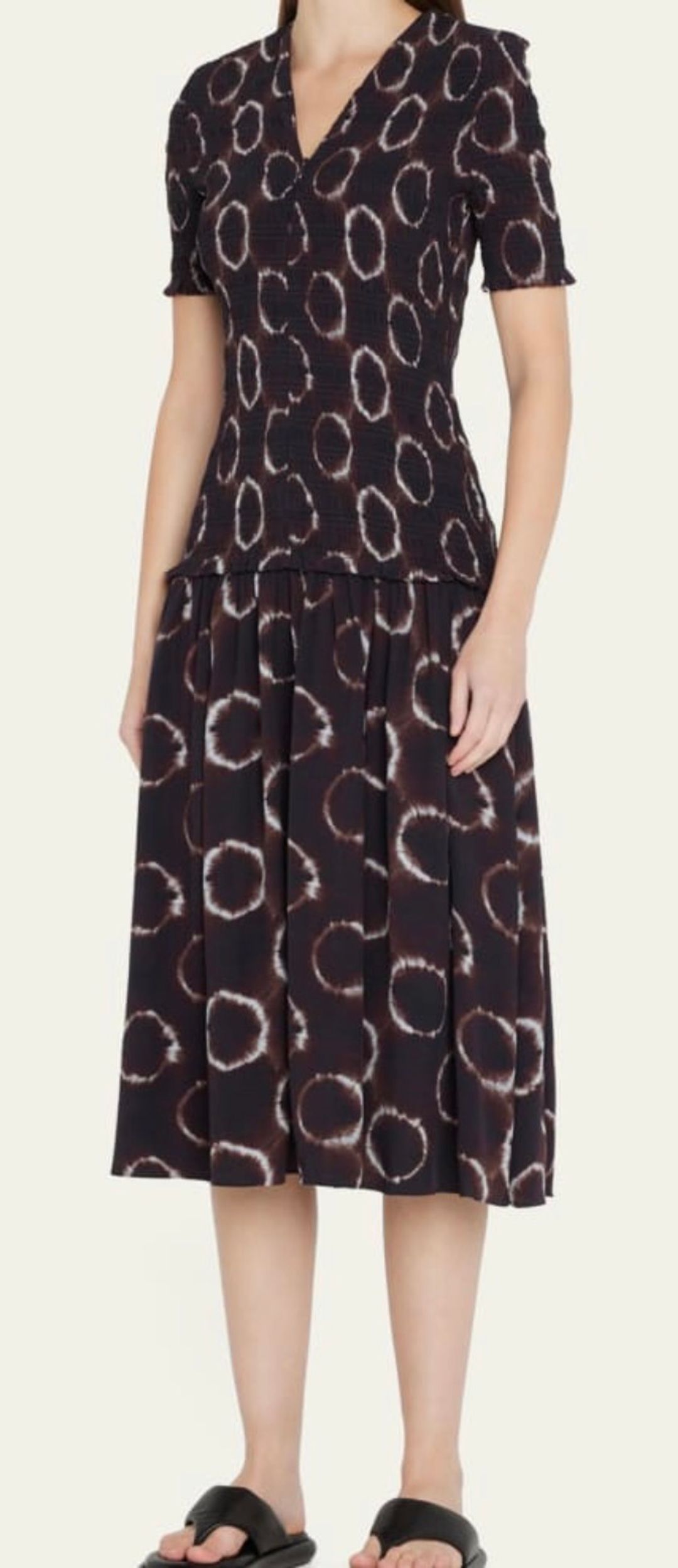A midi dress featuring a smocked bodice and dropped waist in a tie-dye rayon. Hem falls below knee. Pit to pit :13" -18"
short sleeves
A-line silhouette
Rayon/Viscose