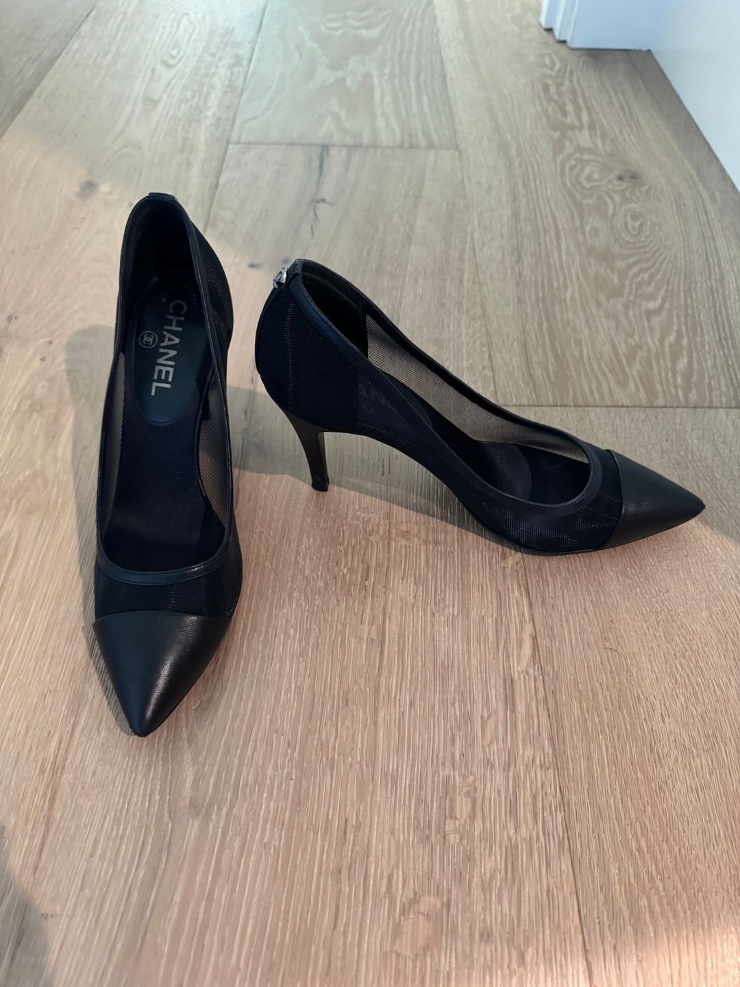 Interlocking CC Logo Pumps