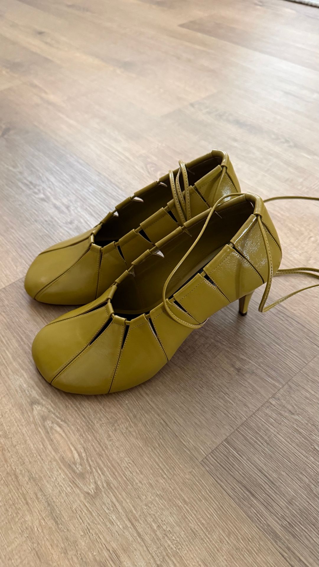 Glove Hinge Pumps