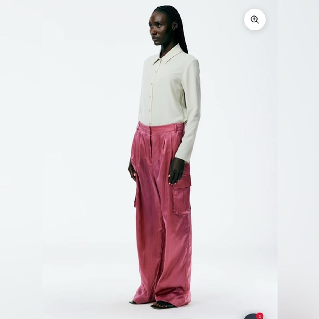 Tibi Shiny Nylon Pleated Stella Cargo Pant Rose 2 (Pink) - Size 24, US  
Key Details:  
Brand: Tibi  
Size and Size Locale: 24, US  
Color: Pink  
Category: Pants  
Material: Nylon satin  
Special Features: Water-resistant finish, oversized design