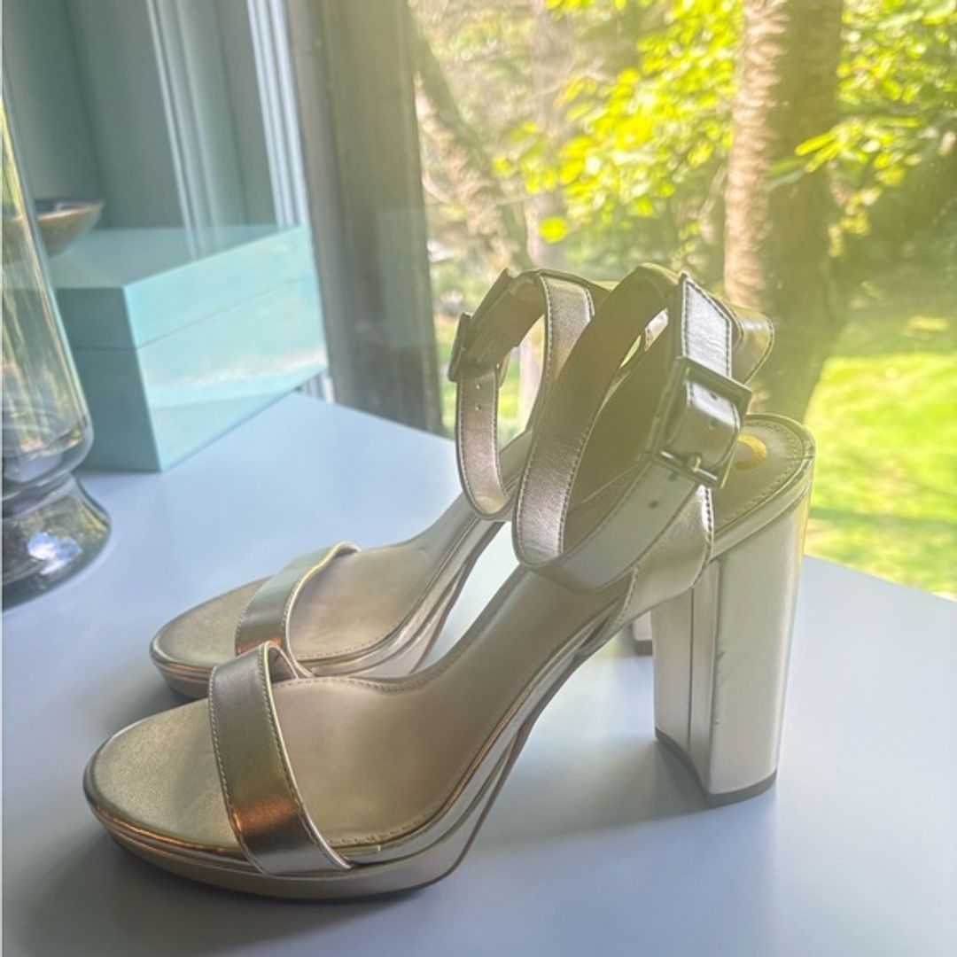Circus by Sam Edelman Metallic Gold Heels  
Key Details:  
Brand: Sam.  
Size and Size Locale: 7.5, US  
Color: Gold  
Category: Heels  
Special Features: Metallic finish, sturdy platform, excellent condition