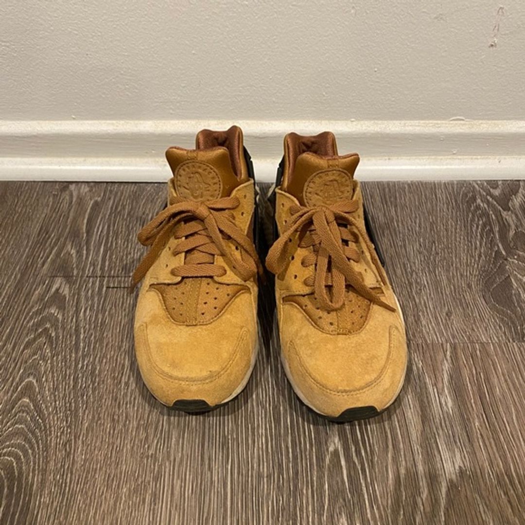 NWT Nike Air Huarache Premium in Tan