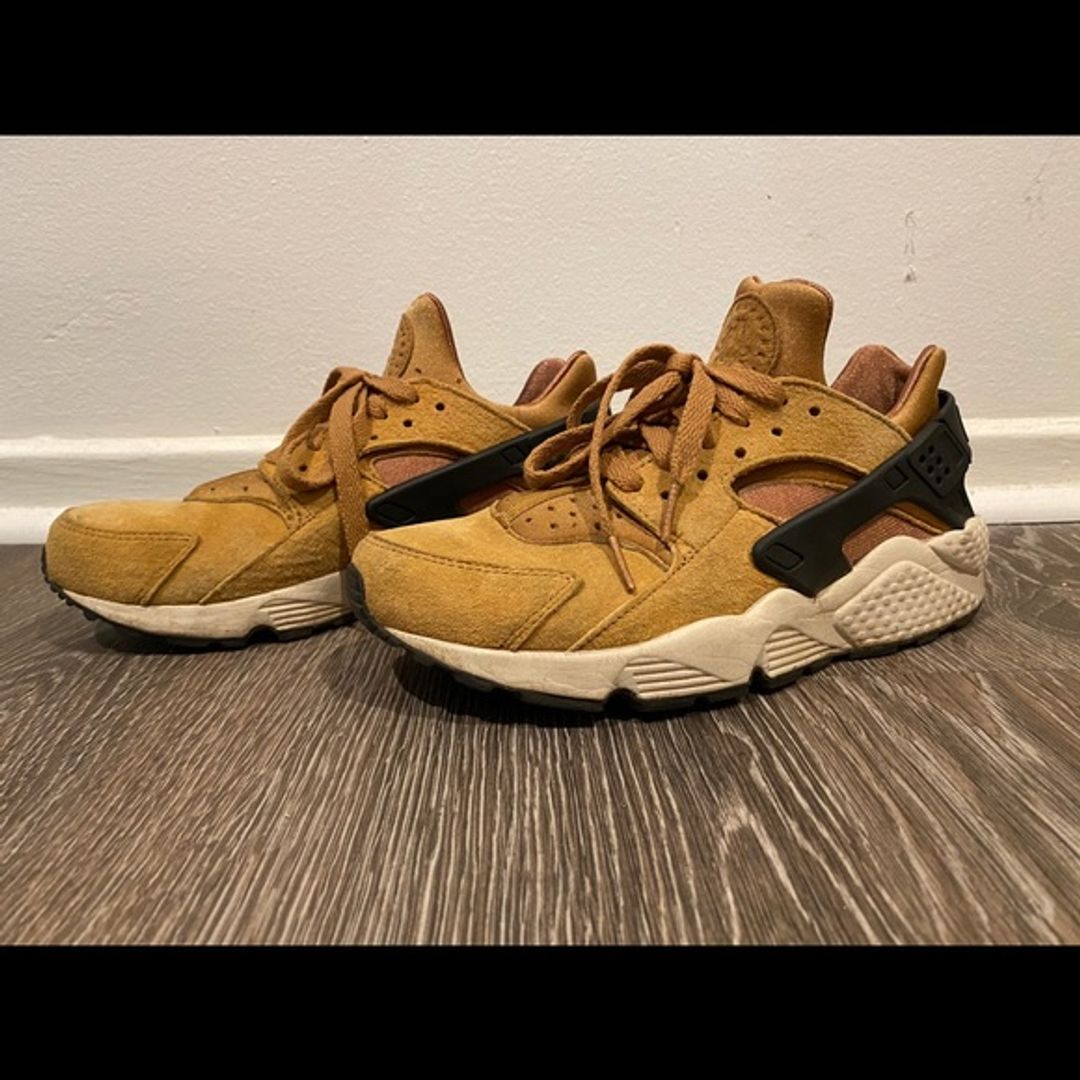NWT Nike Air Huarache Premium in Tan