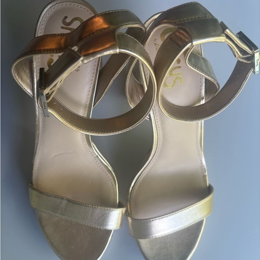 Circus by Sam Edelman Metallic Gold Heels  
Key Details:  
Brand: Sam.  
Size and Size Locale: 7.5, US  
Color: Gold  
Category: Heels  
Special Features: Metallic finish, sturdy platform, excellent condition