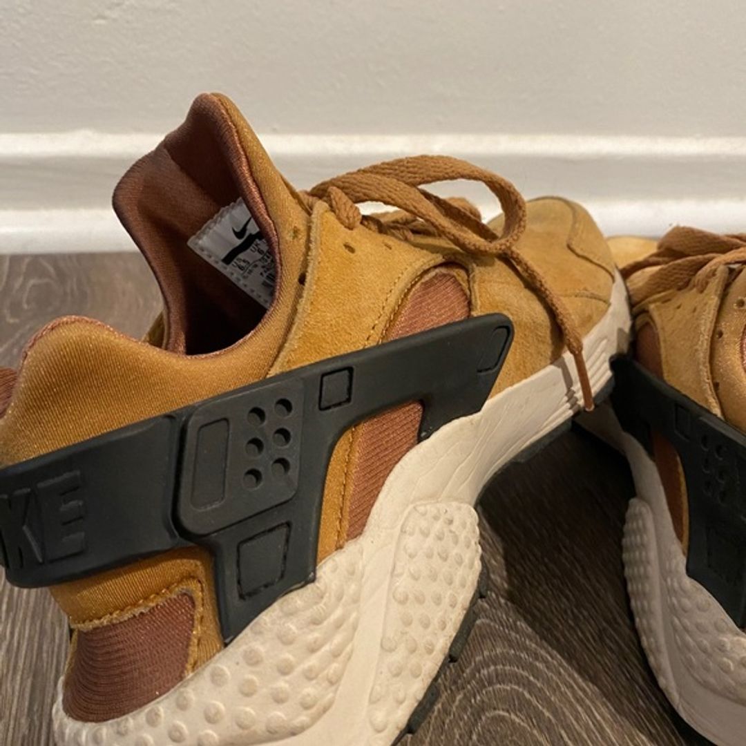 NWT Nike Air Huarache Premium in Tan