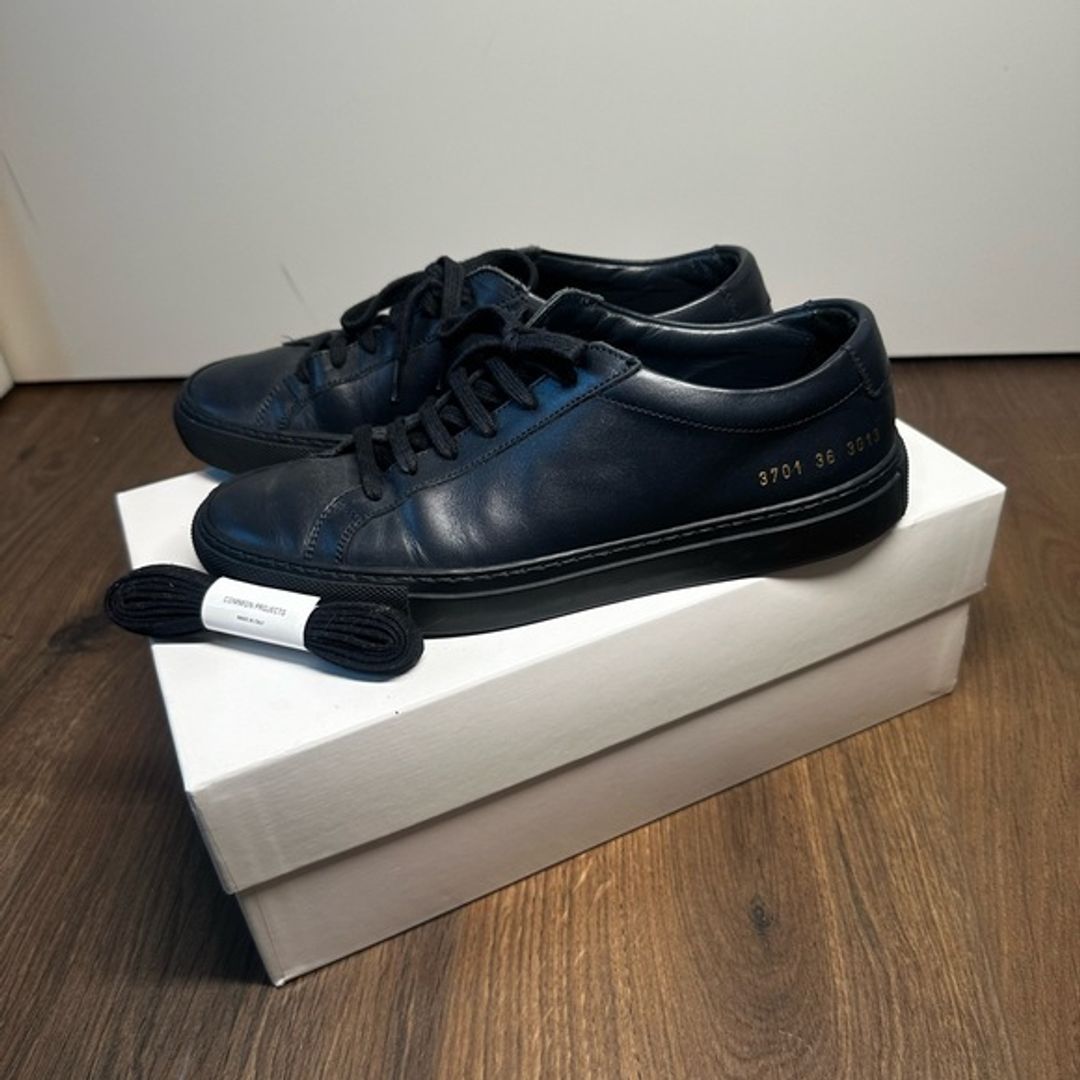 Common Projects Original Achilles Low in Navy