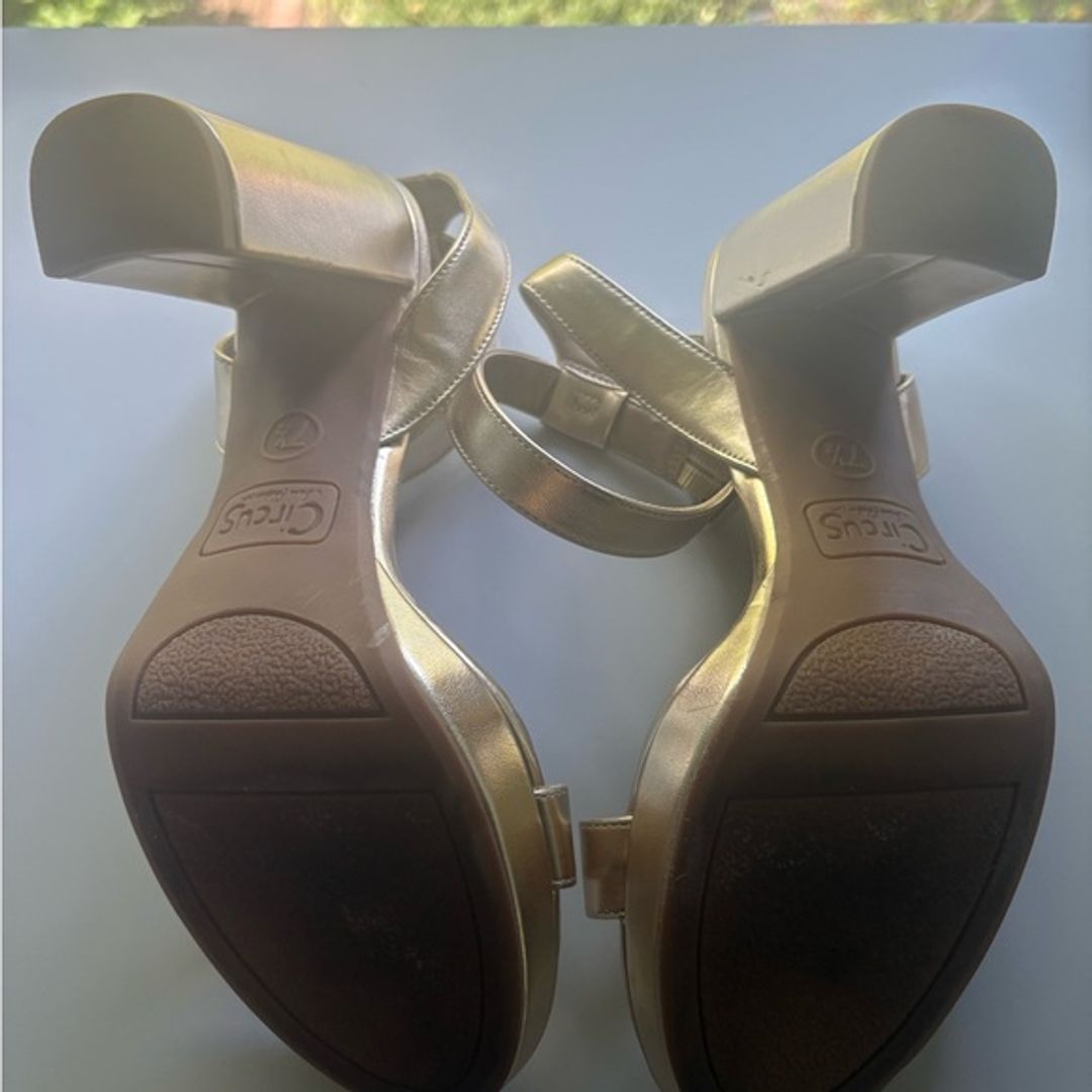 Circus by Sam Edelman Metallic Gold Heels  
Key Details:  
Brand: Sam.  
Size and Size Locale: 7.5, US  
Color: Gold  
Category: Heels  
Special Features: Metallic finish, sturdy platform, excellent condition